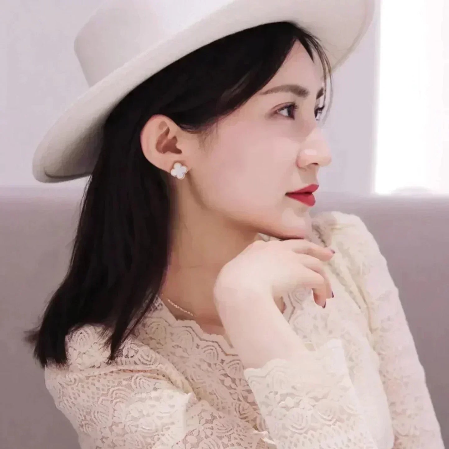 [Eternal Jewelry]CLOVER MEDIUM 1 MOTIFS  WHITE MOP STUD EARRINGS