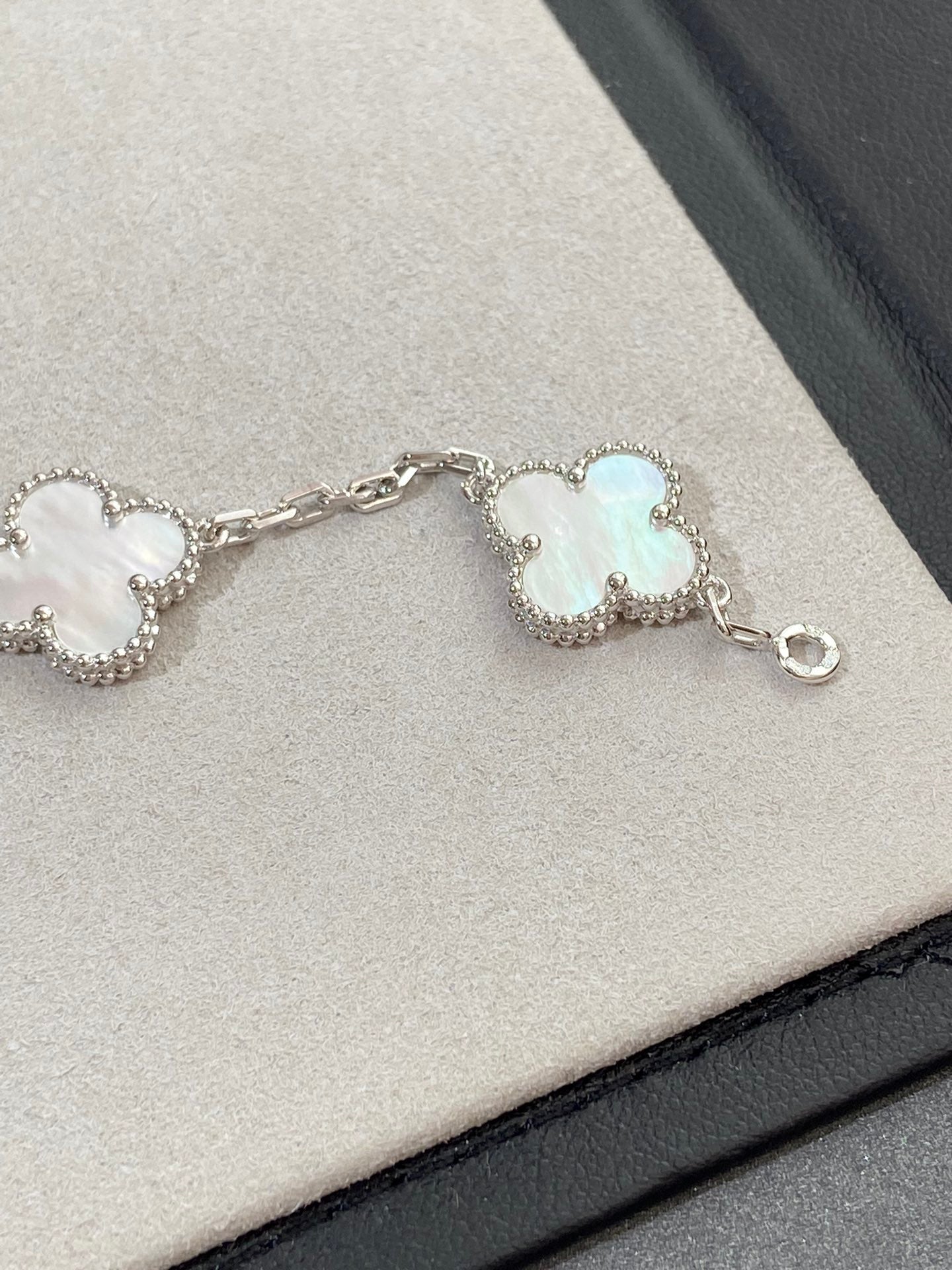 [Eternal Jewelry]CLOVER WHITE PEARL MOP 5 MOTIF BRACELET COLLECTION