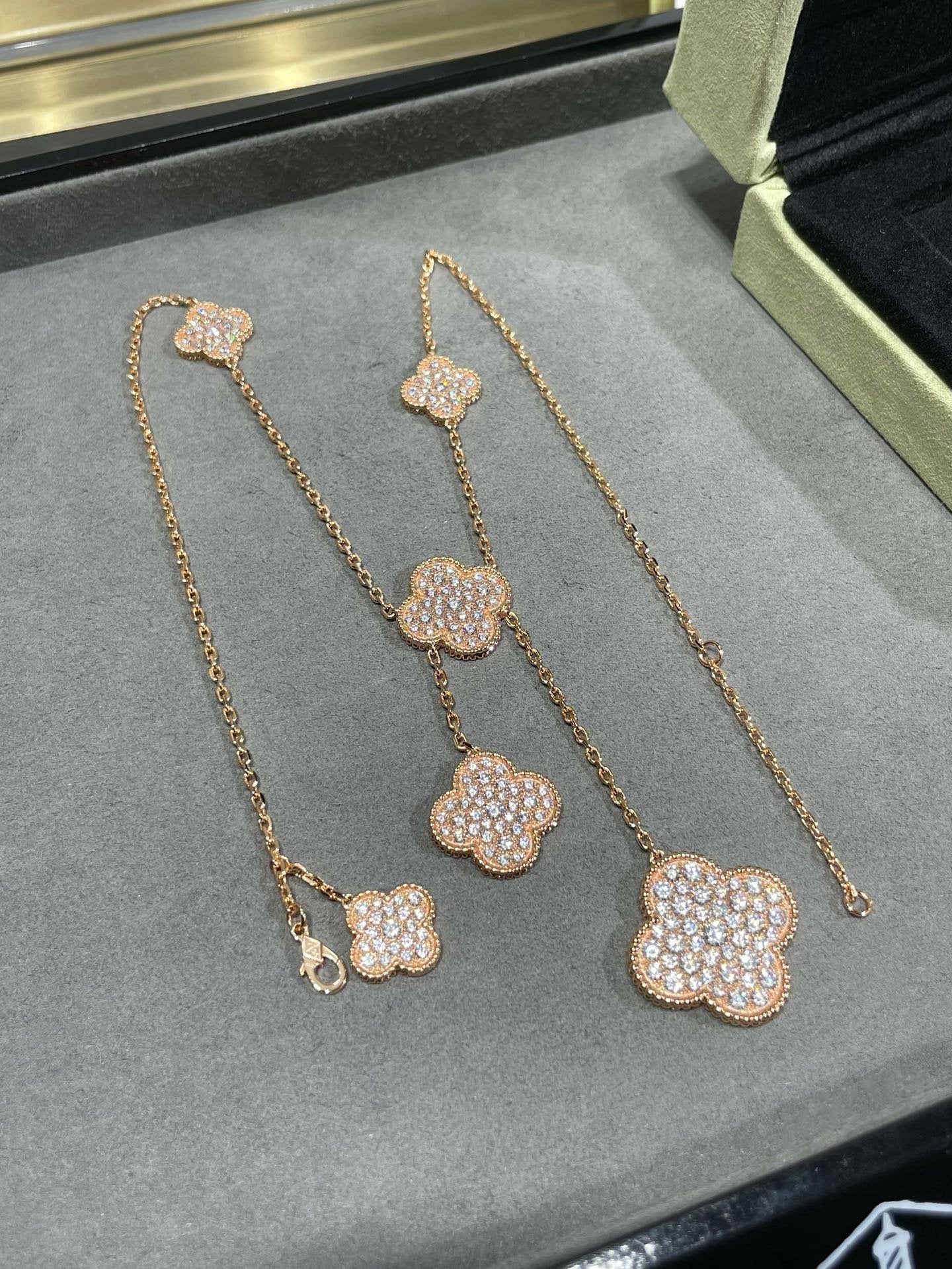 [Eternal Jewelry]CLOVER 6 MOTIF DIAMOND PAVED NECKLACE