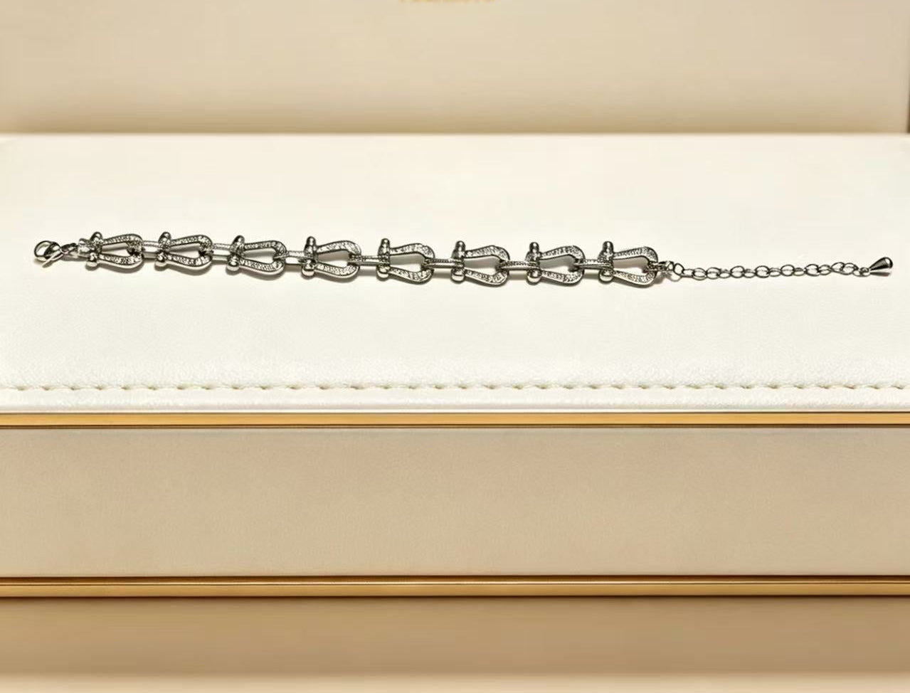 ¡®Eternal jewelryDiamond-studded Horseshoe Bracelet