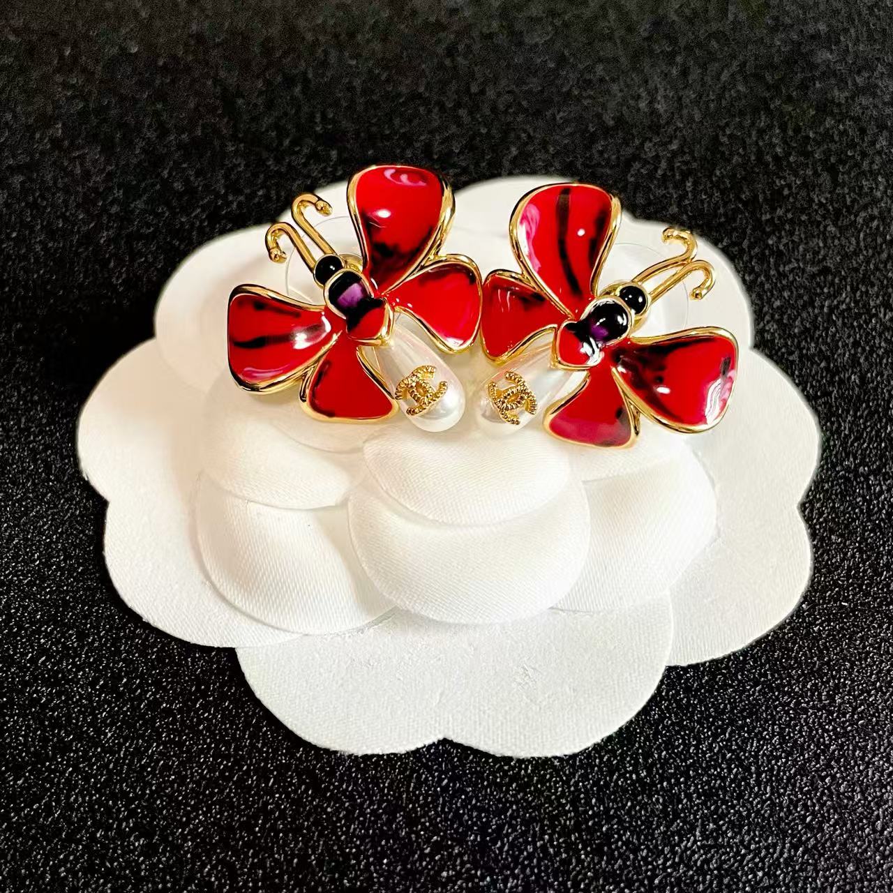 [Eternal jewelry] Ladybug Enamel & Faux Pearl Clip-On Earrings