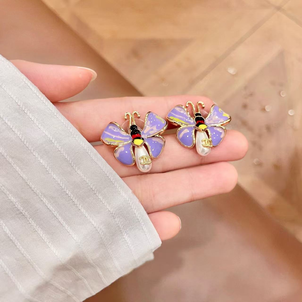[Eternal jewelry] Ladybug Enamel & Faux Pearl Clip-On Earrings