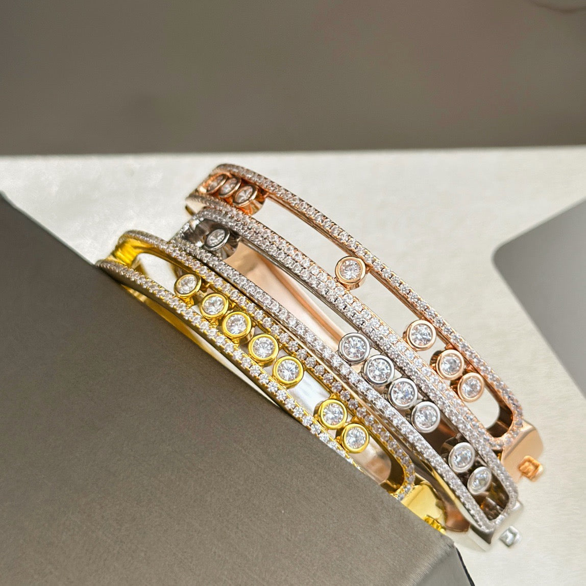 [Eternal Jewelry]Move Classique 7‑Moving‑Diamond Bangle, Double‑Row Pavé Setting