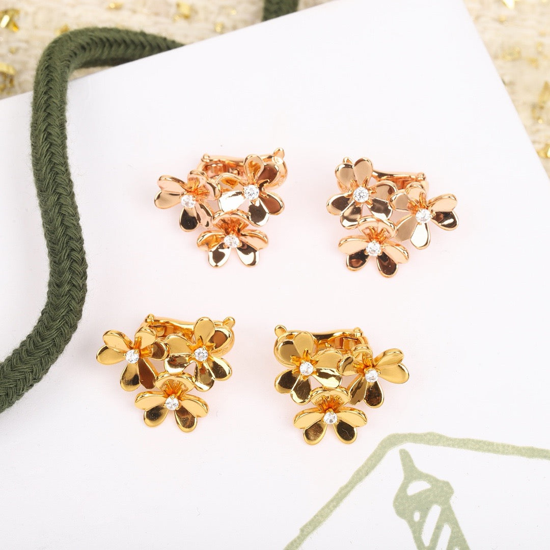 [Eternal Jewelry]Clover huggie earrings