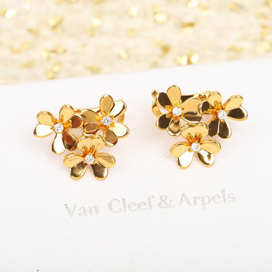 [Eternal Jewelry]Clover huggie earrings
