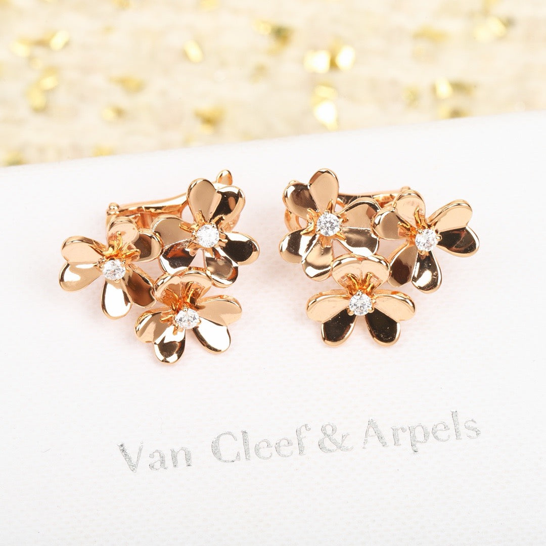 [Eternal Jewelry]Clover huggie earrings