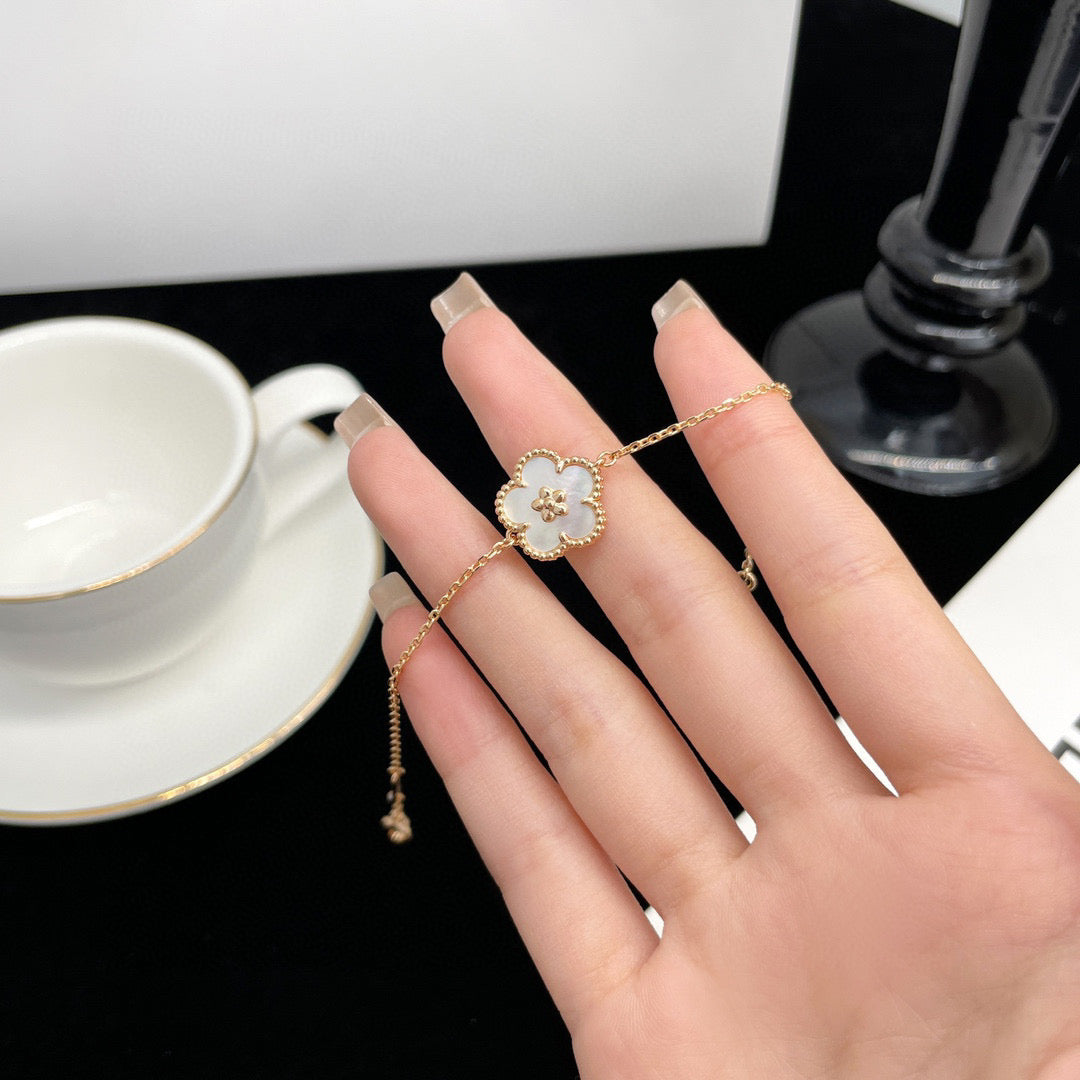 [Eternal Jewelry]LUCKY WHITE MOP PLUM BLOSSOM  BRACELET