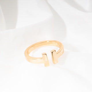 [Eternal jewelry]T ring, available in silver and rose gold.