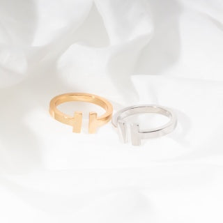 [Eternal jewelry]T ring, available in silver and rose gold.