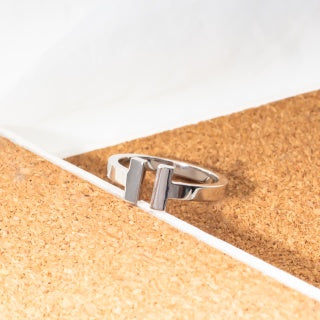 [Eternal jewelry]T ring, available in silver and rose gold.