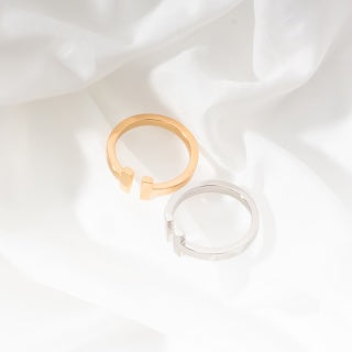 [Eternal jewelry]T ring, available in silver and rose gold.